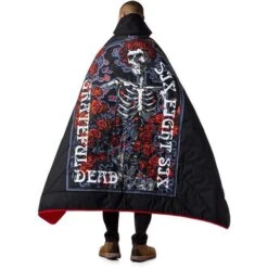 686 Waterproof Hooded Puffer Blanket -Sport Ski Equipment fw23 686 waterproofhoodedpufferblanket gratefuldeadred 2